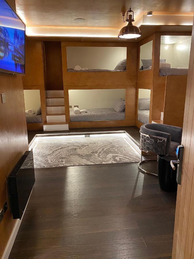 Eleanor Rigby Apts Stanley Street 4*